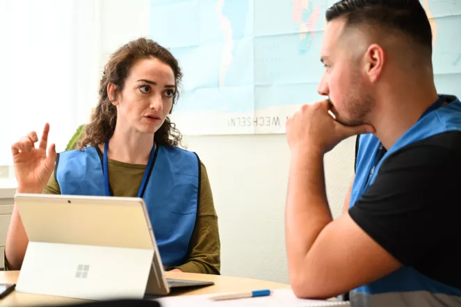 Judith Fisch und Mert Sayim in ihrem Büro am Düsseldorfer Flughafen.