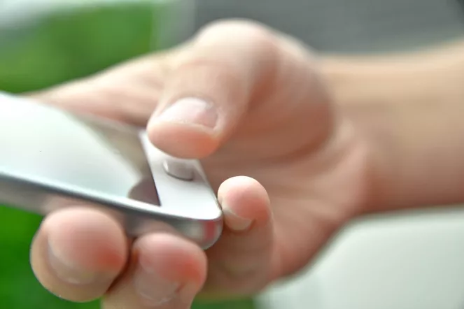 Smartphone in einer Hand (Foto: pixabay)