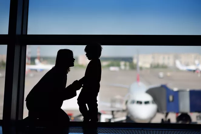 Mutter mit Kind am Flughafen.