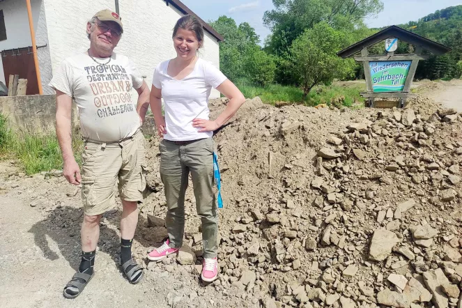Karl Linden und Tamara Orschler stehen vor einem Sandberg neben der Zufahrt zum Haus des 65-Jährigen.