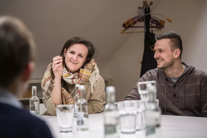Teamleiter und Teamleiterin im Gespräch mit Eltern.