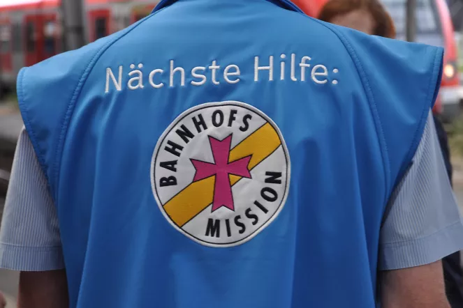 Ehrenamt aus Leidenschaft: Die Menschen, die sich bei den Bahnhofsmissionen engagieren, freuen sich, wenn sie anderen helfen können.