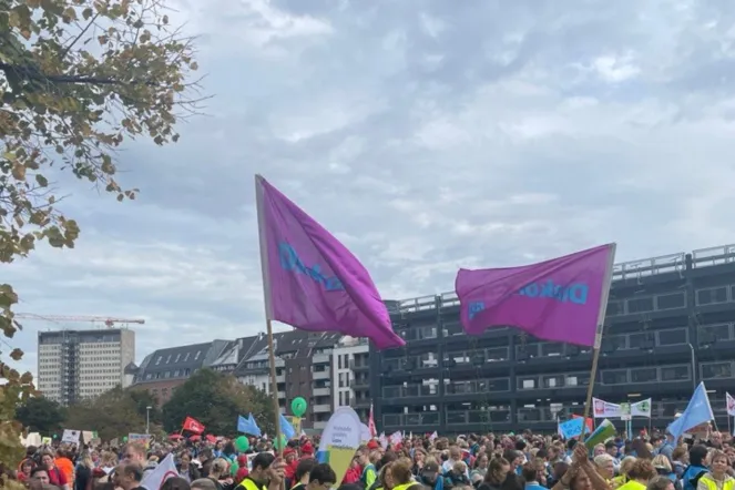 Tausende Teilnehmende protestieren vor dem NRW Landtag in Düsseldorf für einen gerechten Sozialstaat.