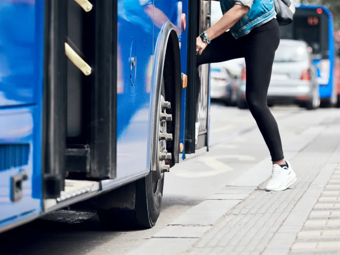 Eine Person steigt in einen Bus ein