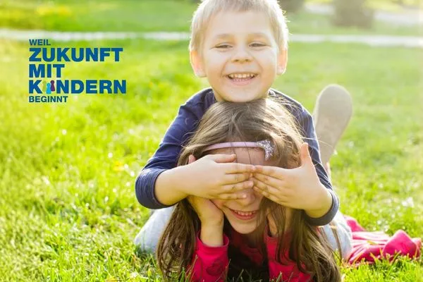 Junge hält Mädchen die Augen zu