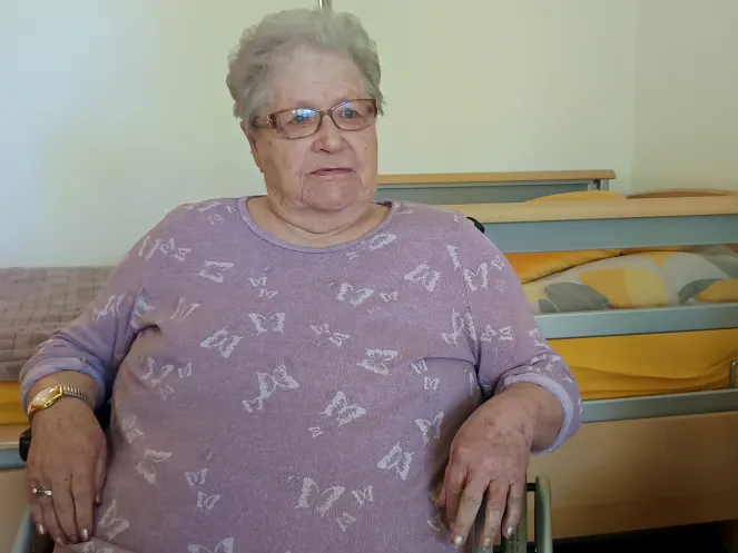 Eine Seniorin sitzt im Rollstuhl