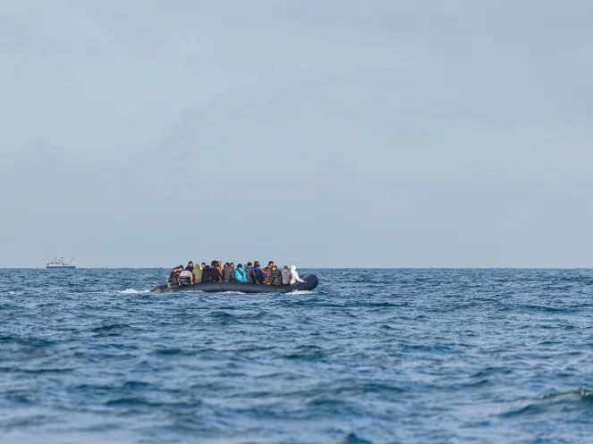 Boot mit geflüchteten Menschen auf dem Meer