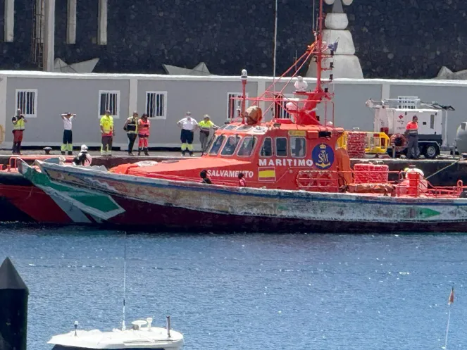Rotes Motorboot Europäische Asylrechtskonferenz Spanien 2025