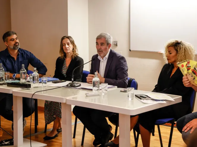 Menschen sitzen an einem Tisch Europäische Asylrechtskonferenz Spanien 2025