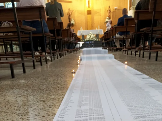 Papierrolle mit Namen in Kirche Europäische Asylrechtskonferenz Spanien 2025