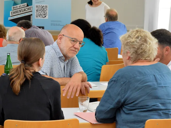 Menschen bei der Jahrestagung Ehrenamt Straffälligenhilfe