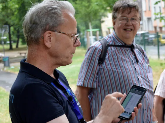 Quartiershausmeister Peter Reuter (li.) und Manfred Herrmann mit der Mängelmelder-App