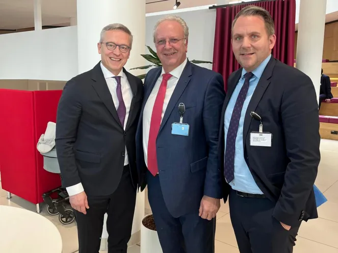 Digitalminister Karsten Wildberger, Christian Potthoff, Geschäftsführer der Diakonie Michaelshoven Pflege und Wohnen gGmbH, Uwe Ufer, Vorstand Diakonie Michaelshoven