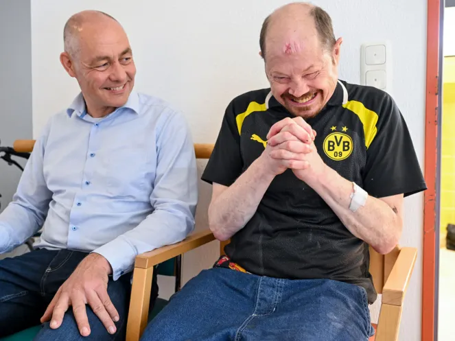 Edmund Leschanz zeigt Pastor Dr. Bartolt Haase ein Foto seiner gestorbenen Partnerin.