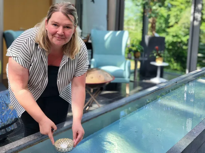 Ann-Christin Günther, Leitung Hospiz am Dönberg, mit einer Kerze in der „Halle des Lichts“ .