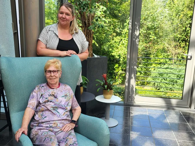 Heidi im Hospiz am Dönberg mit Leitung Ann-Christin Günther 