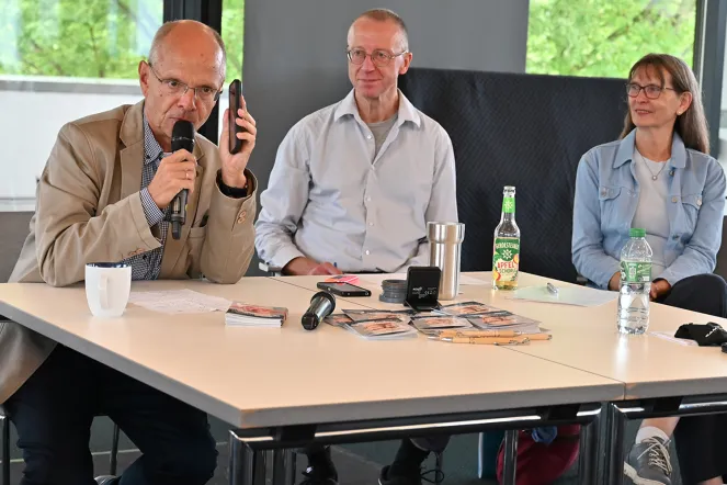 Der Autor und Einsamkeitsexperte Thomas Hax-Schoppenhorst bei der Veranstaltung zu den Begegnungslots*innen