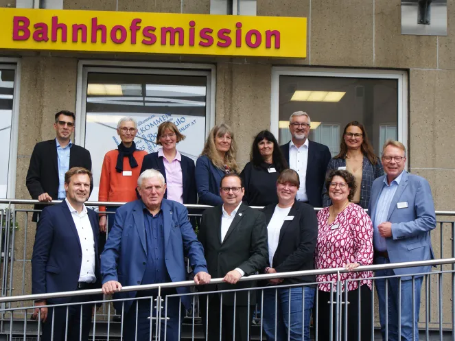 Gruppe vor Bahnhofsmission Essen