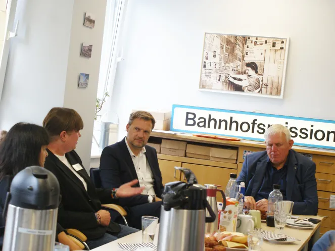 Gruppe in den Räumen der Bahnhofsmission Essen