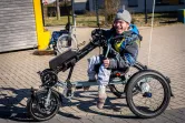 Kolja auf seinem neuen Dreirad mit Armantrieb und Motorunterstützung.