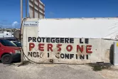 "Schützen Sie Menschen, nicht Grenzen!" steht auf der Mauer.
