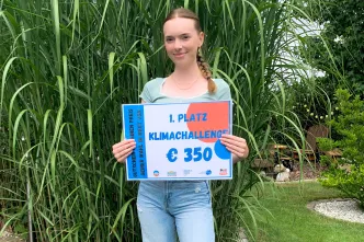 Pauline hält Schild hoch