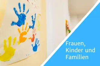 Kinderhände mit Farbe auf Papier
