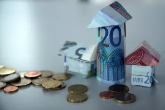 zu Häusern gefaltete Geldscheine 