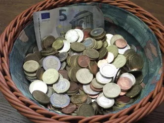 Korb mit Geld, gesammelt in einer Kollekte Foto: Burkard Vogt / pixelio