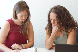 Elena Vorlaender und Dalia Höhen in ihrem Büro 