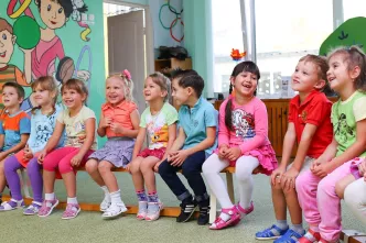 Kinder sitzen in einer Kita