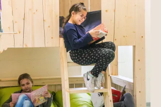Gemütlich schmökern: In der Grundschule Ruhort haben die Kinder in der LeseOase einen Rückzugsort. (Foto: Ev. Bildungswerk im Kirchenkreis Duisburg)