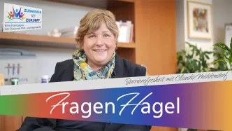 Person mit Banner Fragen Hagel