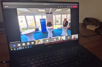 Ein Laptop, auf dessen Bildschirm die virtuelle Hauptversammlung zu sehen ist