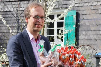 Diakonie RWL-Fundraiser Ulrich Christenn zeigt die alten Schokonikoläuse und die frischen Osterhasen