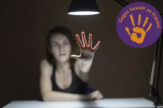 Eine Frau streckt ihre Hand aus, um eine Gefahr abzuwehren.