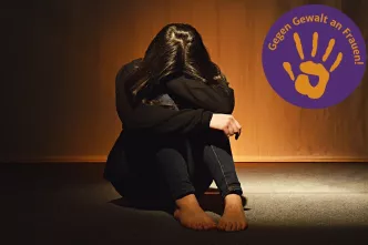 Frau versteckt ihr Gesicht