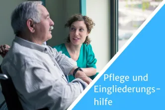 Senior mit Pflegerin im Gespräch