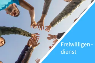 Junge Leute strecken Hände zusammen
