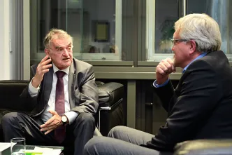 NRW-Innenminister Herbert Reul im Gespräch mit Diakonie RWL-Vorstand Christian Heine-Göttelmann.