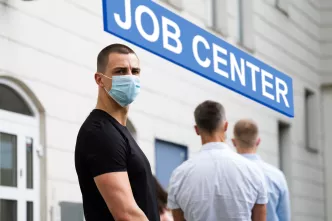 Schlange stehen beim Jobcenter in der Corona-Pandemie