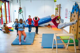 Jungen und Mädchen toben in der Turnhalle der Kita Oberlinhaus in Saarbrücken-Dudweiler.