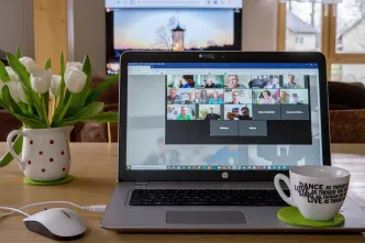 Internetchat im Wohnzimmer.