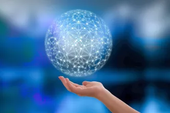 Eine Hand hält eine leuchtende, digitale Kugel mit einem Netzwerk aus miteinander verbundenen Punkten – Symbol für globale Vernetzung, Technologie oder digitale Kommunikation.
