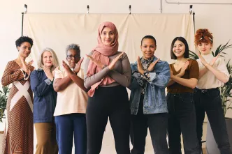 Sieben Frauen mit unterschiedlichen Hautfarben stehen gegen Diskriminierung auf