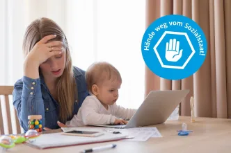 Besorgte Mutter mit Baby