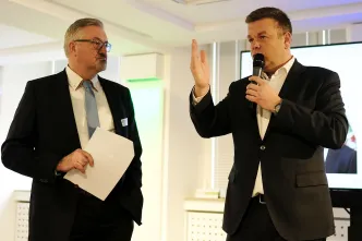 Christian Heine-Göttelmann, Vorstand Diakonie RWL, und Staatssekretär Matthias Heidmeier