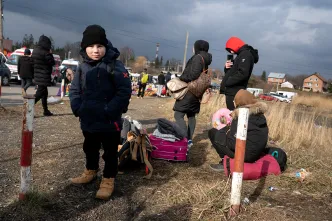 Wartende Flüchtlingskinder aus der Ukraine an der Grenze zu Polen.