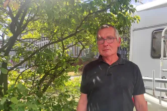 Roberto steht unter einem schattigen Baum.