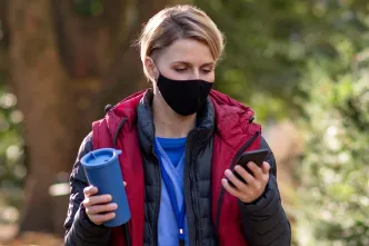 Pflegekraft unterwegs mit Smartphone 